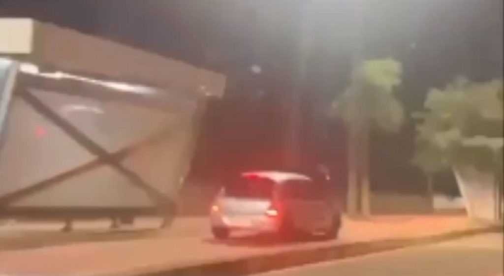 Vídeo mostra Renault Clio transitando pela ciclovia da Av. Barão do Rio Branco, em Cascavel