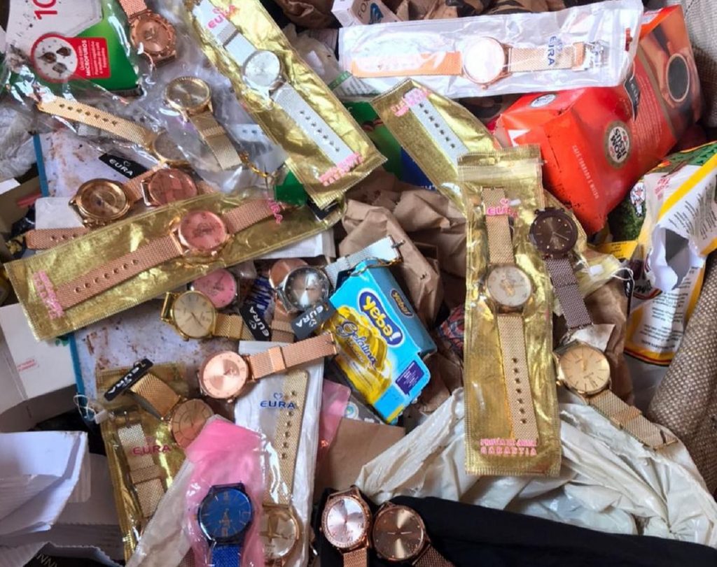 Catador de recicláveis encontra mais de 30 relógios novos no lixo e entrega para PM