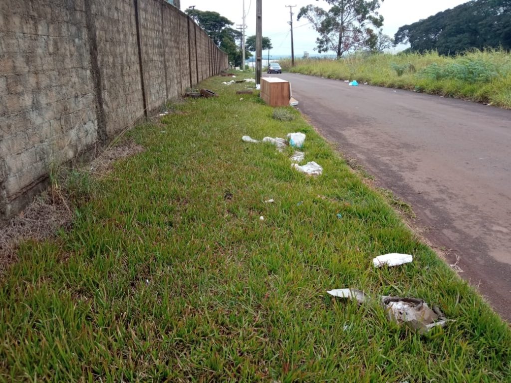 Morador reclama de descarte irregular de lixo na Rua Lagoa Vermelha, na região do Canadá