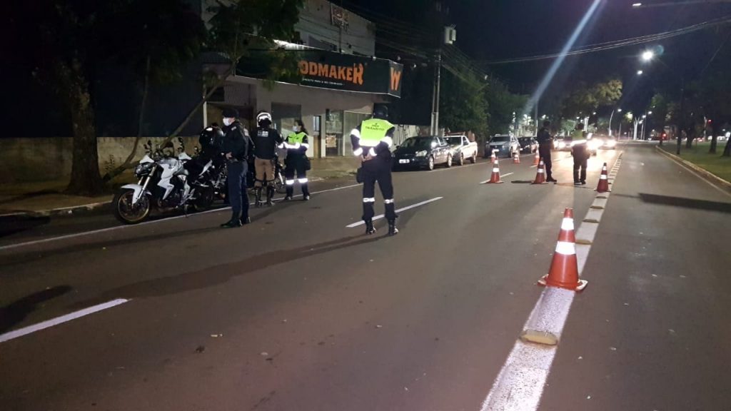Operação Bloqueio é realizada na Avenida Brasil na noite desta quarta-feira
