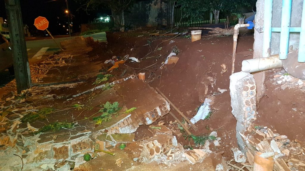 Queda de muro prejudica moradores do Tarumã, que já avisavam e pediam providências à Prefeitura há semanas