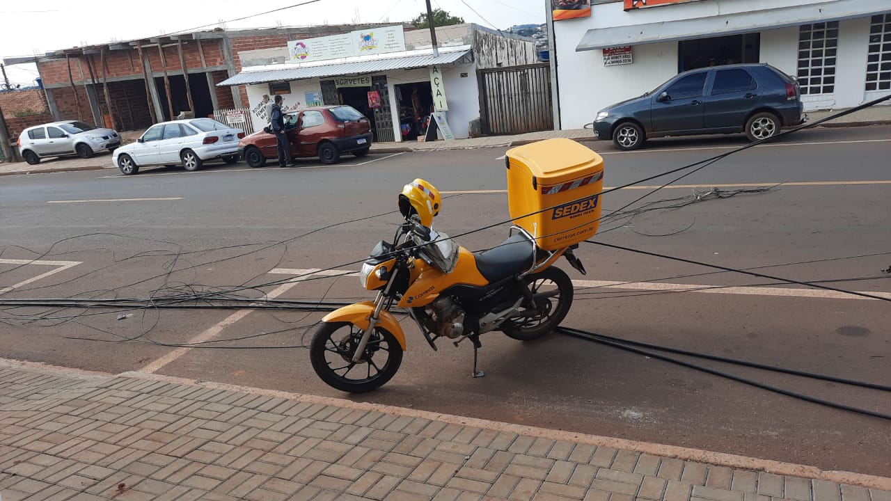 Caminhão atinge fios e deixa moradores do Interlagos sem luz e internet; motociclista caiu ao se enroscar nos cabos Imagem referente a Caminhão atinge fios e deixa moradores do Interlagos sem luz e internet; motociclista caiu ao se enroscar nos cabos