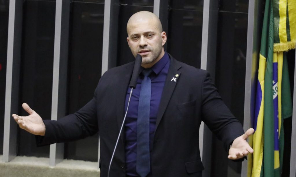 Daniel Silveira viola tornozeleira eletrônica e é detido novamente