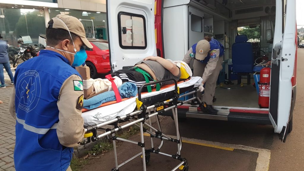Pedestre é atingido por carro na Rua Fortaleza e Siate é mobilizado