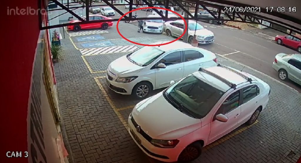 Câmera de segurança mostra vítima sendo atingida por carro na Rua Fortaleza