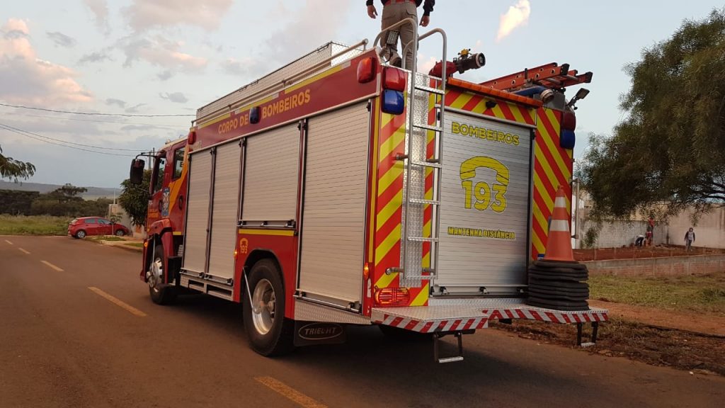 Princípio de incêndio em residência mobiliza equipe do Corpo de Bombeiros no Bairro Santa Felicidade