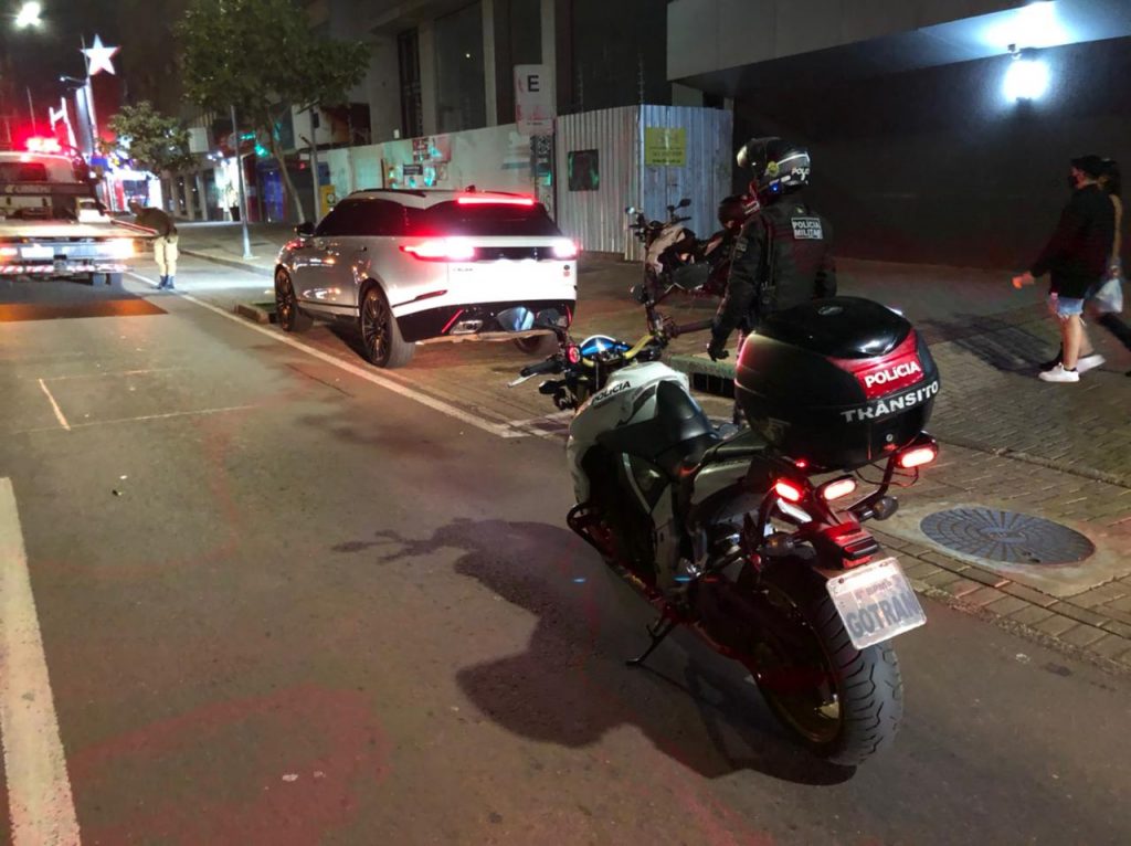 Trafegando sem placas, carro de luxo é apreendido pela Polícia Militar no Centro de Cascavel