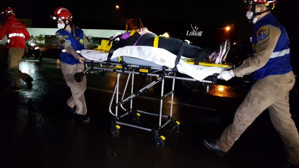 Carro e moto se envolvem em acidente de trânsito na BR-467, em Cascavel