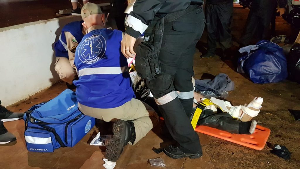 Onix e motocicleta batem em cruzamento no Centro e entregador fratura a perna