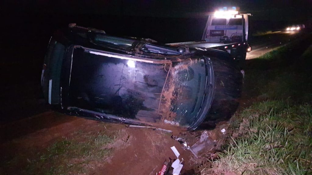 Citroen C3 capota e BMW sai da pista na PR-486 em Cascavel