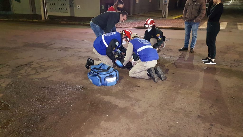 Motociclista fica ferido em colisão de trânsito no cruzamento da Rua São Paulo com a Rua Salgado Filho, no Centro