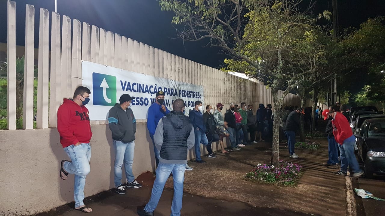 Contemplados para imunização reclamam de falta de informação, não sabem se a vacinação será por drive-thru ou a pé no Centro de Eventos Imagem referente a Contemplados para imunização reclamam de falta de informação, não sabem se a vacinação será por drive-thru ou a pé no Centro de Eventos