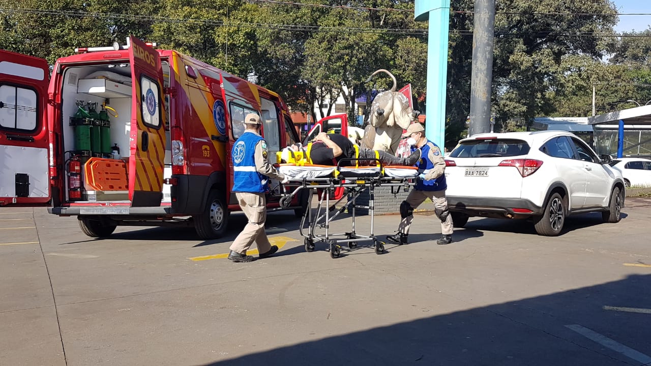 Homem fere a cabeça ao sofrer queda na Avenida Brasil, no Bairro São Cristóvão Imagem referente a Homem fere a cabeça ao sofrer queda na Avenida Brasil, no Bairro São Cristóvão