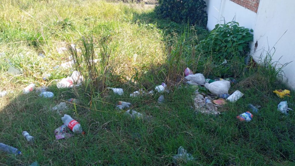 Morador pede providências quanto a terreno baldio com acúmulo de lixo no Loteamento Mantovani