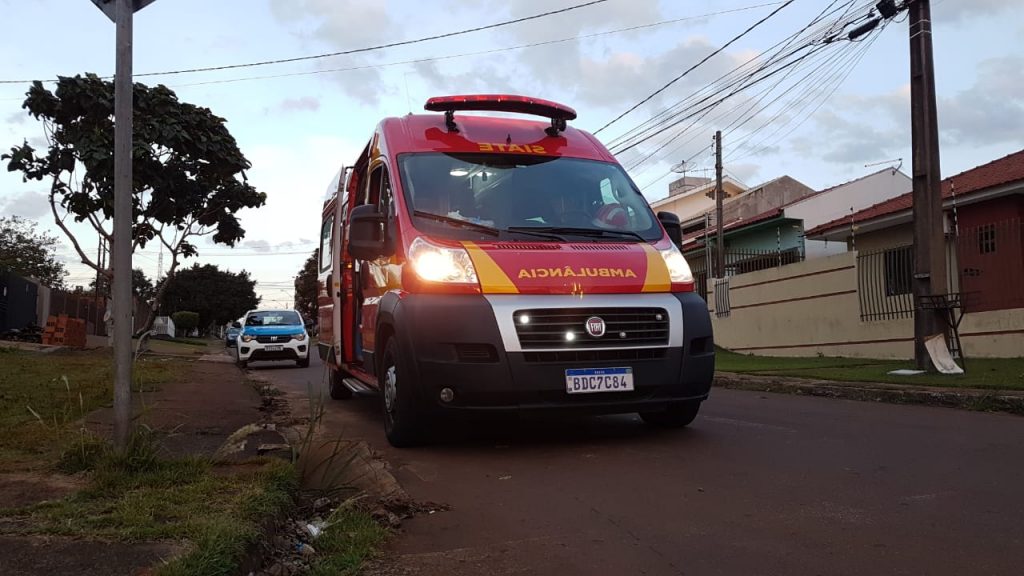 Homem é socorrido pelo Siate ao sofrer queda na Rua Eça de Queiroz, no Bairro Alto Alegre