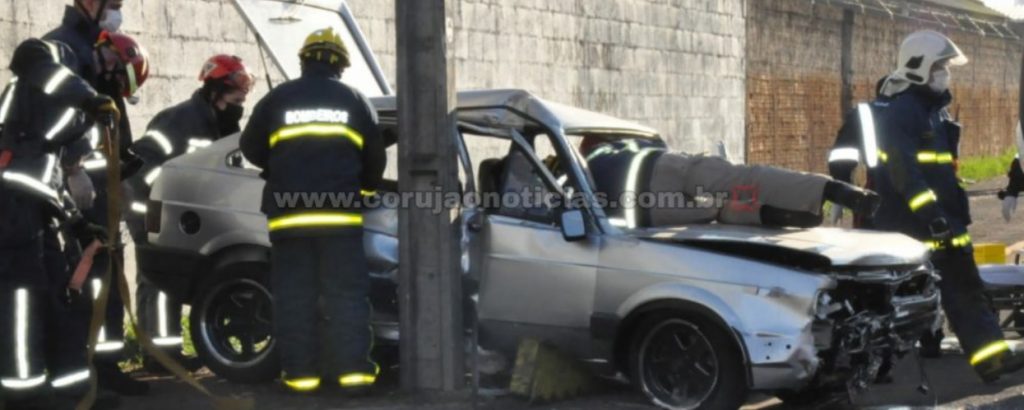 Duas pessoas ficam feridas após carro capotar e bater em poste, em Maringá