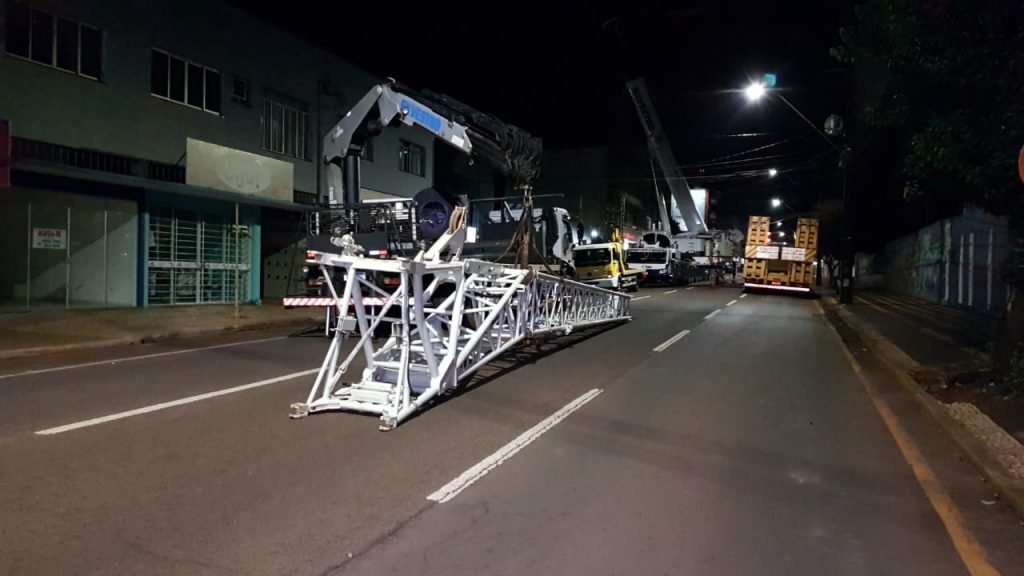 Trecho da Rua Rio Grande do Sul está interditado para retirada de grua