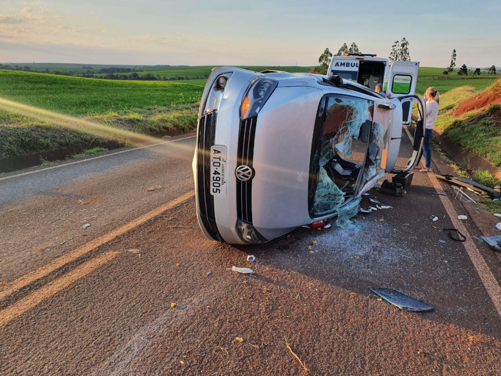 Mulher fica ferida em capotamento na PR-180, perto de Boa Vista da Aparecida