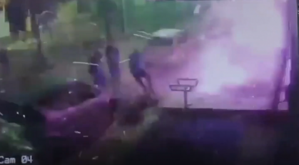 Vídeo flagra explosão em hamburgueria no Paraná