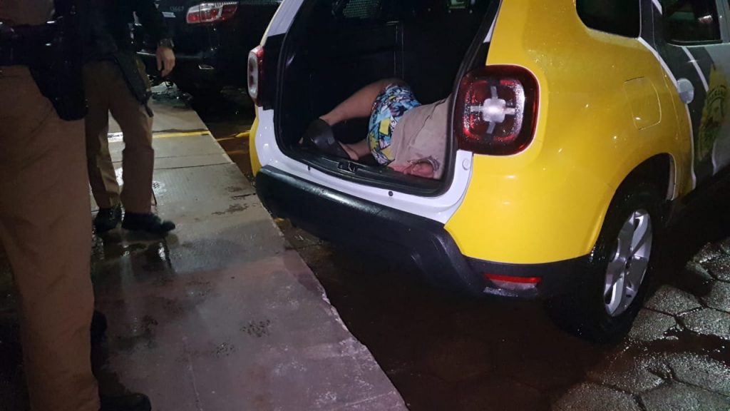 Homem é detido por violência doméstica; ele estava com um ‘soco inglês’