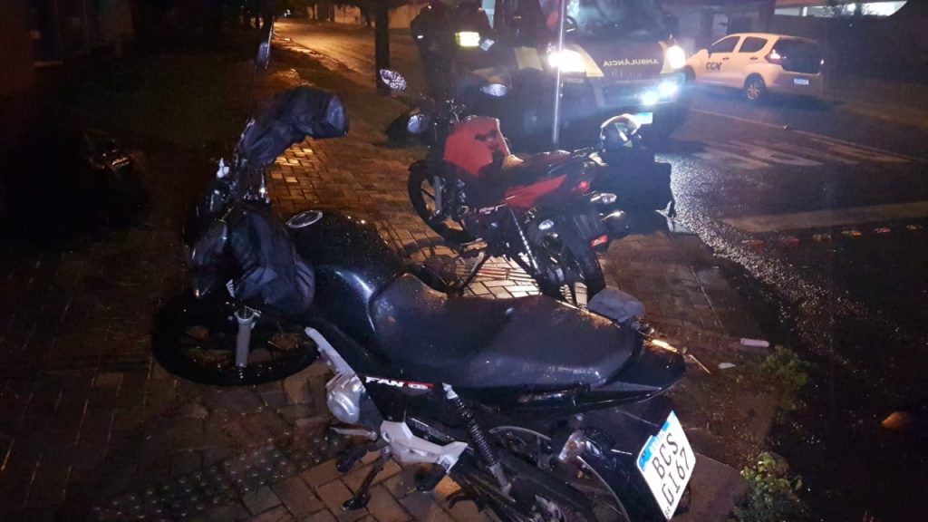 Motos colidem na Rua Fortaleza e jovem de 20 anos fica ferido, no Coqueiral