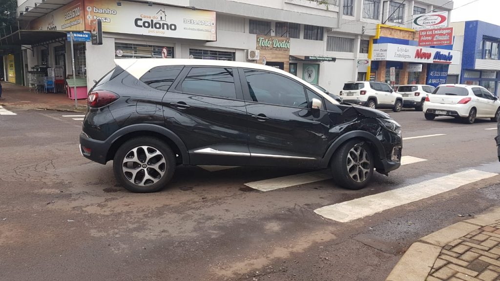 Renault Captur e Ford Territory batem em cruzamento no Centro