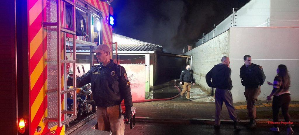 Incêndio atinge residência no Parque Ouro Verde, em Foz do Iguaçu