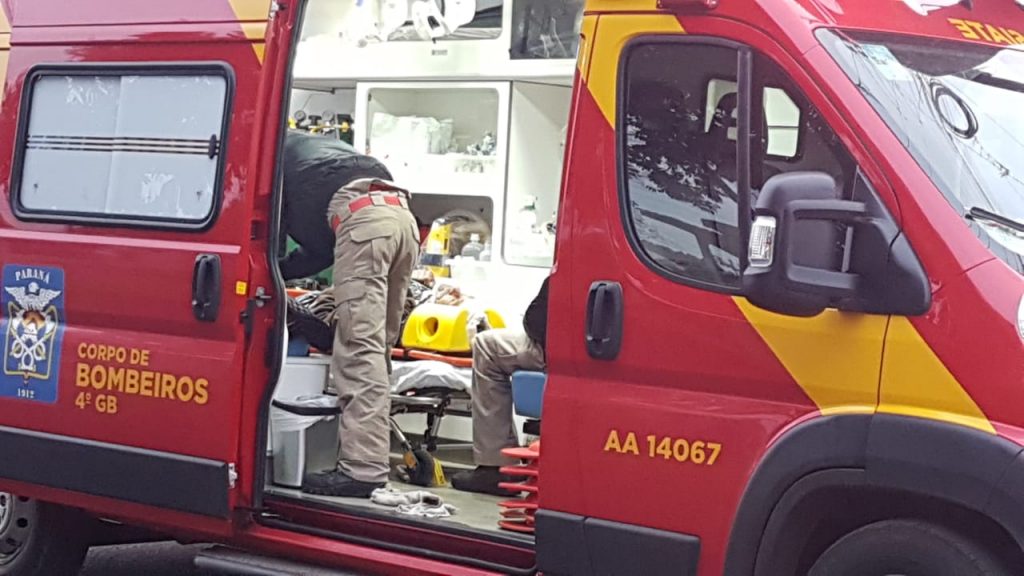 Idoso sofre queda de pressão e cai em ponto de ônibus no Bairro Morumbi