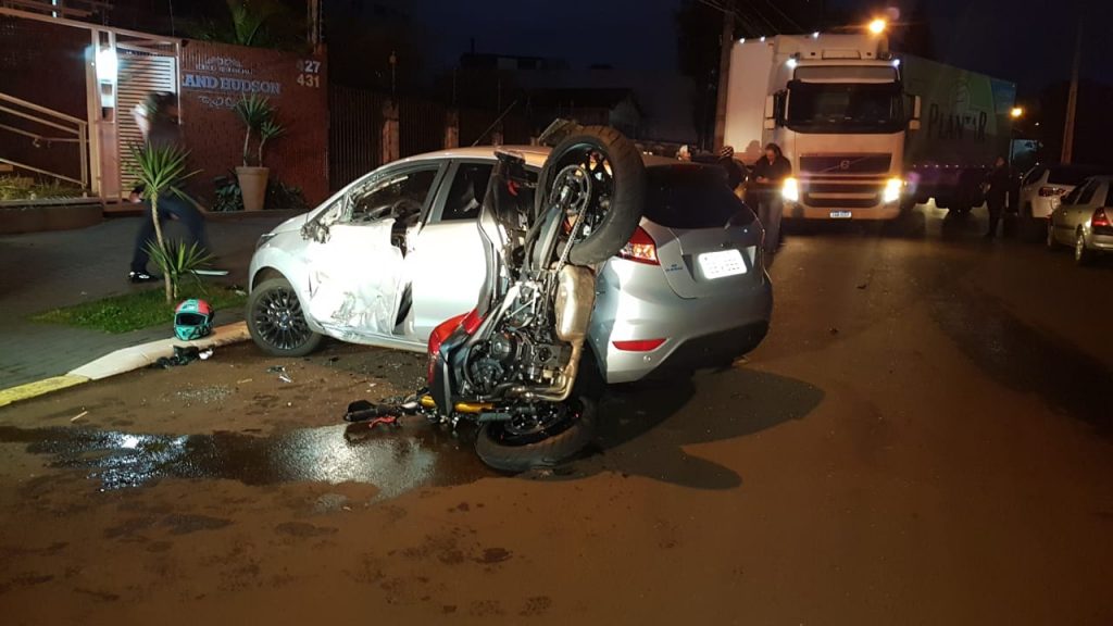 Forte colisão entre carro e moto é registrada no Bairro Alto Alegre