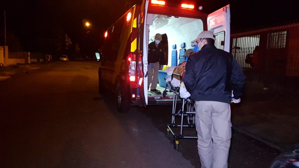 Idosa é socorrida pelo Siate após sofrer queda em residência no Bairro Paulo Godoy