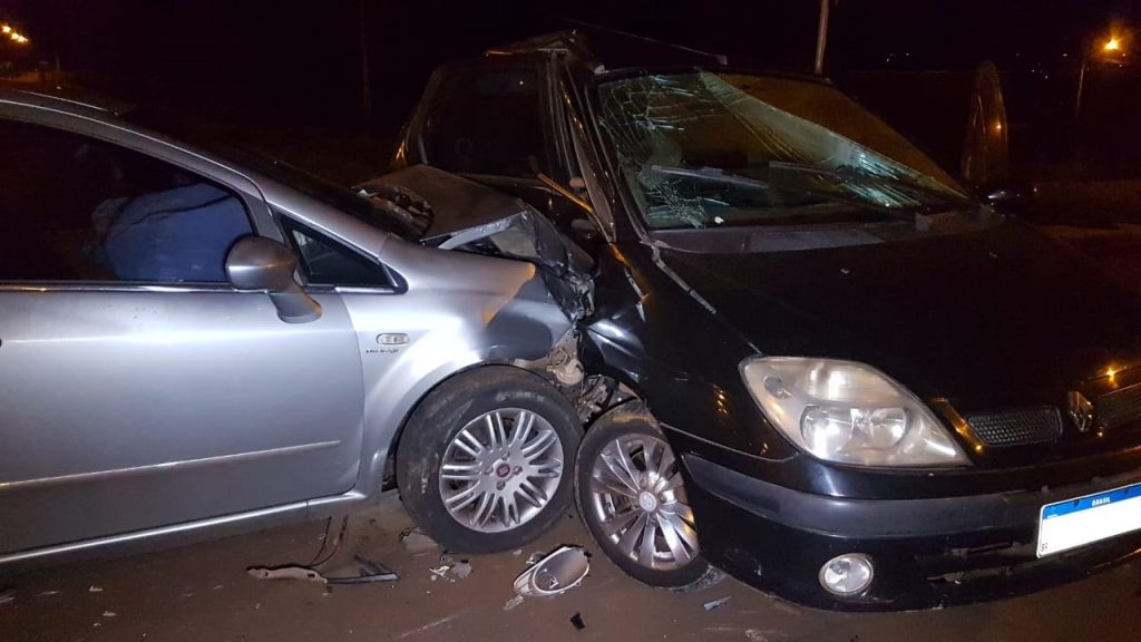 Fiat Linea e Renault Scenic se envolvem em forte colisão no Loteamento Siena