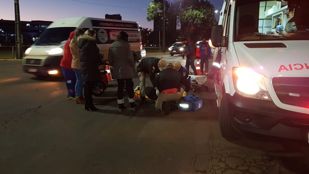 Mulher cai de triciclo elétrico na Praça da Bíblia e fica ferida