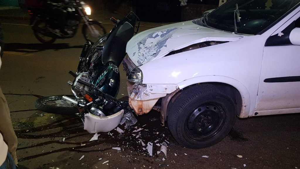 Carro e moto se envolvem em forte batida frontal no Bairro Brasmadeira