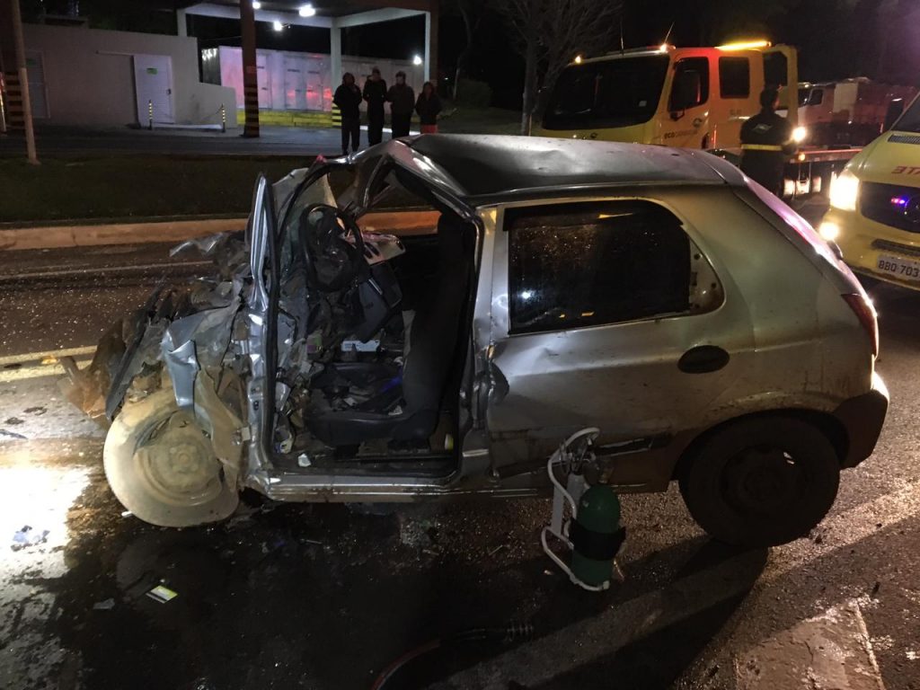 Homem morre após grave colisão entre Celta e carreta na BR-277, em Laranjeiras do Sul