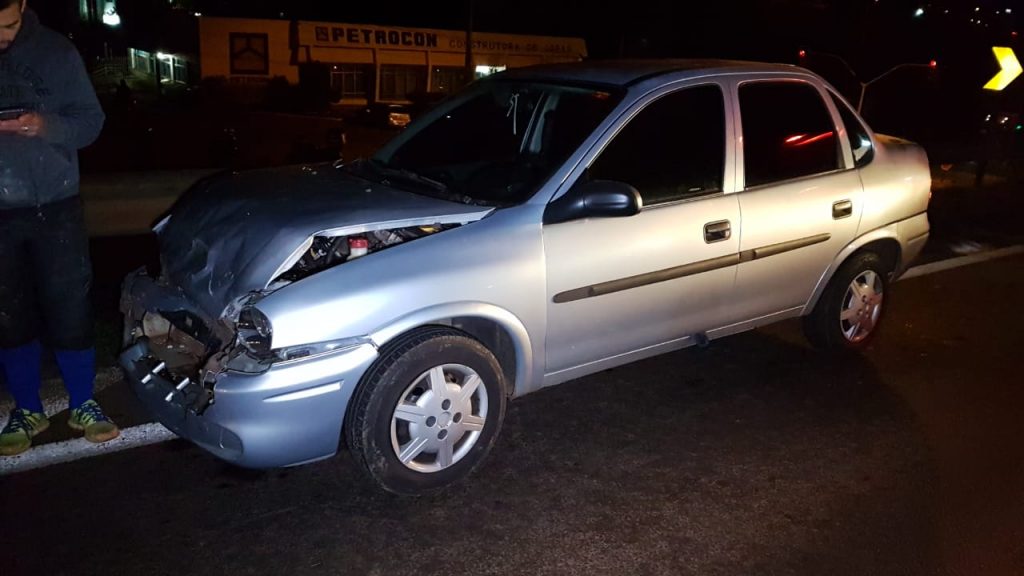 Corsa e Gol se envolvem em acidente de trânsito na BR-277, no viaduto da Petrocon