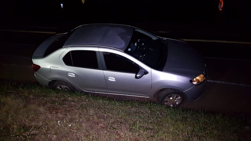 Motorista tenta desviar de outro carro e sai da pista na BR-277, em Cascavel
