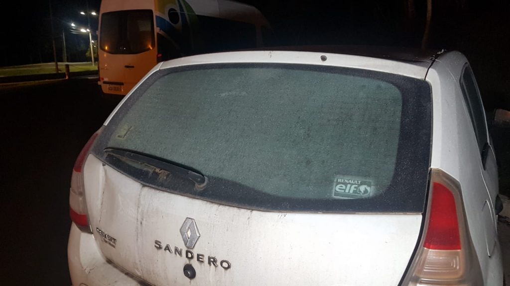 Frio intenso: pela segunda noite consecutiva, camada de gelo é registrada sobre carros e vegetações em Cascavel