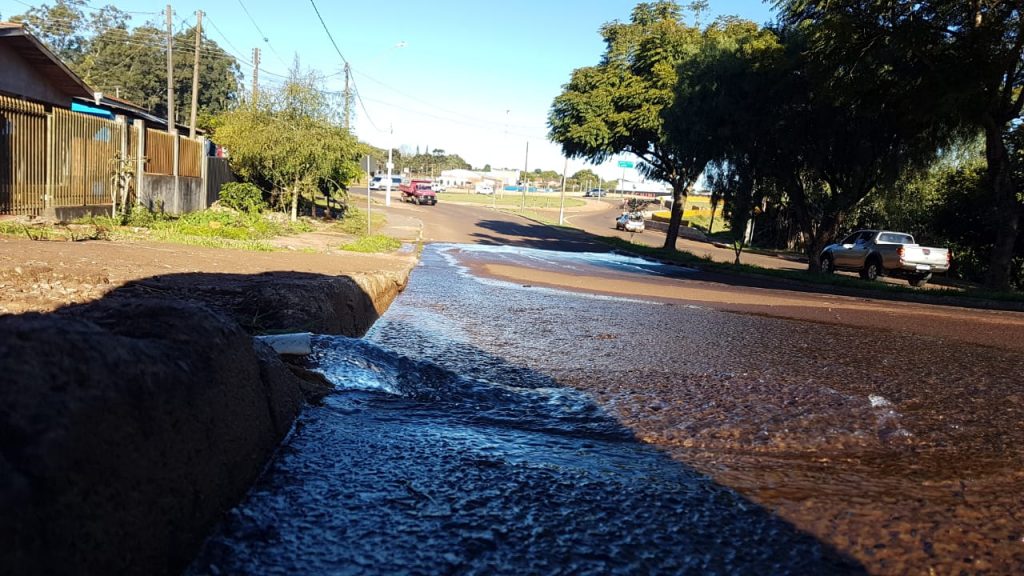 Vazamento de água é registrado na Rua Olindo Periolo, no Bairro Pacaembu