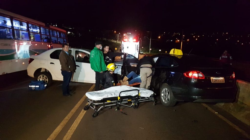 Carros se envolvem em forte batida no viaduto da Rua Olindo Periolo