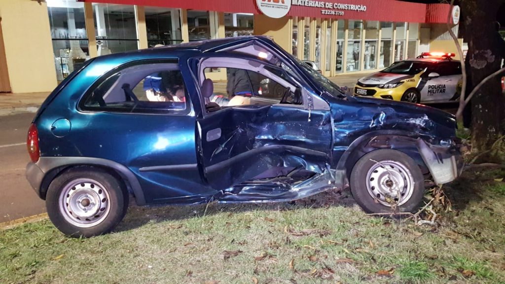Corsa tem a lateral destruída em batida contra Uno na Avenida Toledo, em Cascavel
