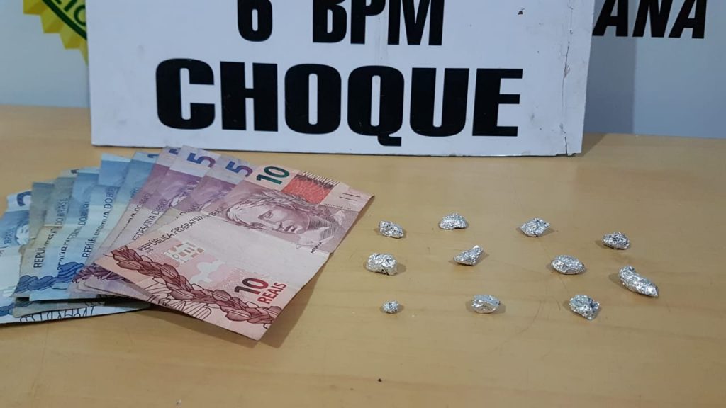 Homem é detido pelo Choque com porções de crack na Avenida Brasil, no Centro