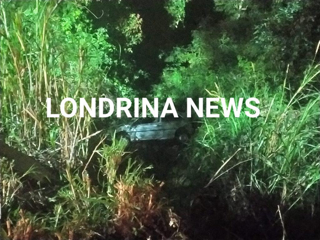 Carro é abandonado após cair em ribanceira na Zona Oeste de Londrina