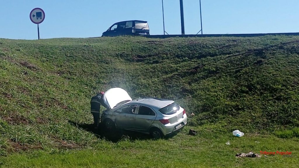 Bombeiros socorrem três vítimas após capotamento no viaduto da BR-277 com a Av. JK
