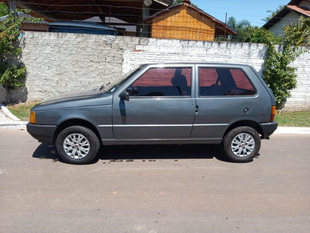 Fiat Uno com placas BQE-4058 foi furtado no estacionamento de supermercado na Rua JK