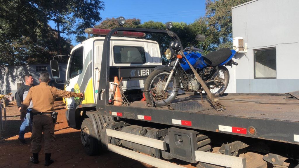 Primos são detidos pela PM enquanto tentavam vender moto furtada