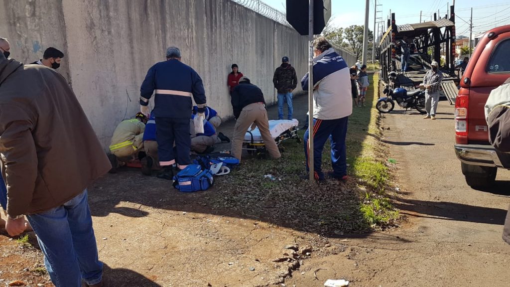 Motociclista de 18 anos, militar do Exército, fratura a perna em grave acidente no Pacaembu