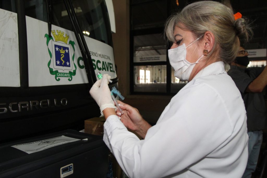 Aplicações de segunda dose da vacina contra a Covid-19 são retomadas no Centro de Eventos