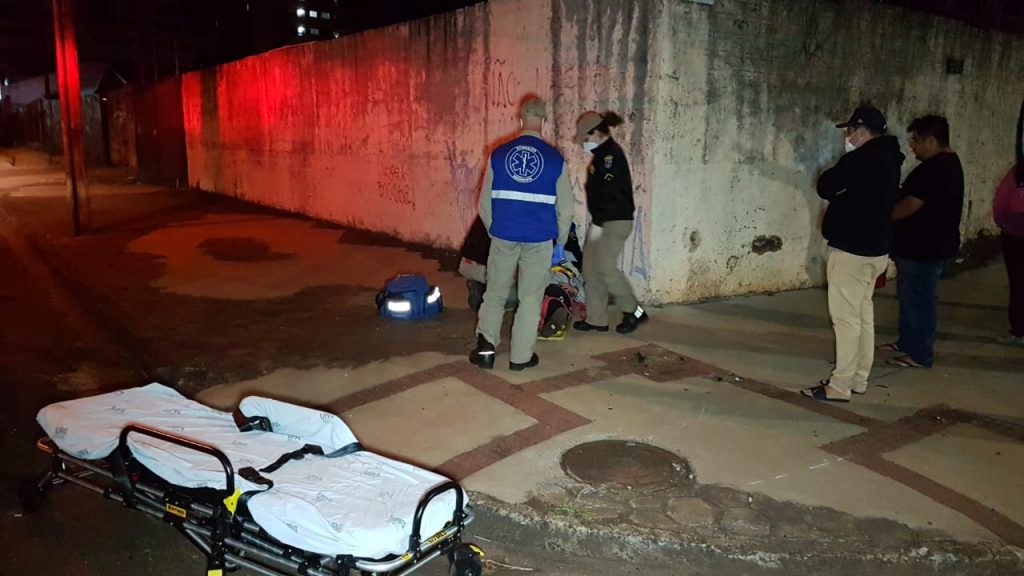 Colisão entre carro e moto deixa homem ferido na Rua Presidente Kennedy, no Centro