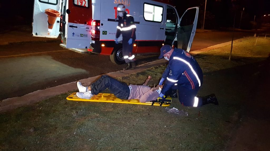 Vítima de acidente de trânsito recebe cuidados do Siate e do Samu no Bairro Brasília