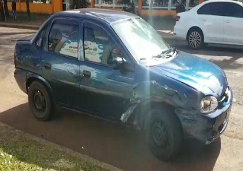 Peugeot e Corsa se envolvem em colisão na Rua Recife Peugeot e Corsa se envolvem em colisão na Rua Recife